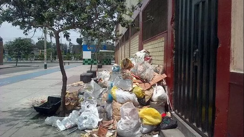 Arrojaron basura frente a la entrada de un colegio en La Victoria