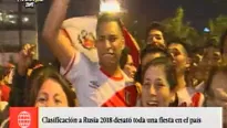 Celebraciones de los hinchas peruanos. Foto: captura de TV