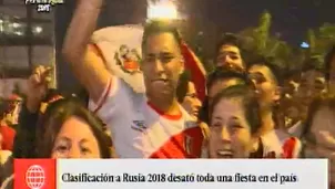 Celebraciones de los hinchas peruanos. Foto: captura de TV