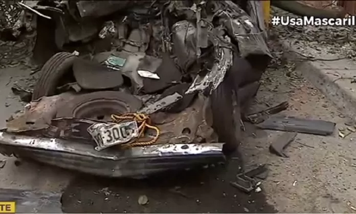 Ate: Camión choca violentamente contra auto y se da a la fuga