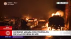 Ate: Incendio arrasó con varios vehículos que estaban en una cochera