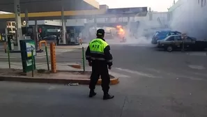 Información preliminar indica que el incendio se habría originado en un auto mientras se abastecía de combustible