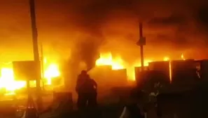 Un enorme incendio se registra en una mueblería