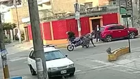 Motociclista intenta escapar de la policía y protagoniza accidente. Foto y video: América Noticias 