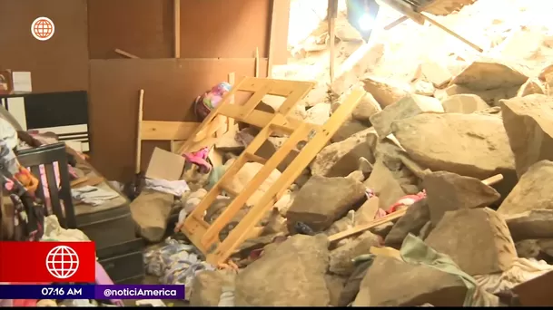 Niño murió aplastado por rocas que cayeron sobre su casa en Ate. Foto: América Noticias Niño murió aplastado por rocas que cayeron sobre su casa en Ate. Foto: América Noticias