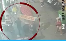 Ate: Registran instante en el que venezolano apuñala con una tijera a vigilantes de mercado  - Noticias de chorrillos