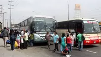 Transportistas dejan a pasajeros en medio de la carretera. Foto referencial: Andina