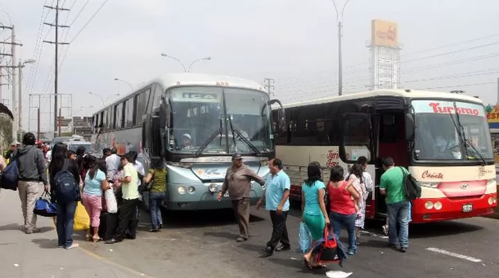 Transportistas dejan a pasajeros en medio de la carretera. Foto referencial: Andina Transportistas dejan a pasajeros en medio de la carretera. Foto referencial: Andina