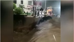 Auto es arrastrado más de un kilómetro por la corriente del río Garu en Chanchamayo. Foto y video: América Noticias