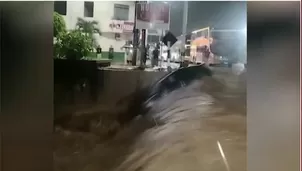 Auto es arrastrado más de un kilómetro por la corriente del río Garu en Chanchamayo. Foto y video: América Noticias
