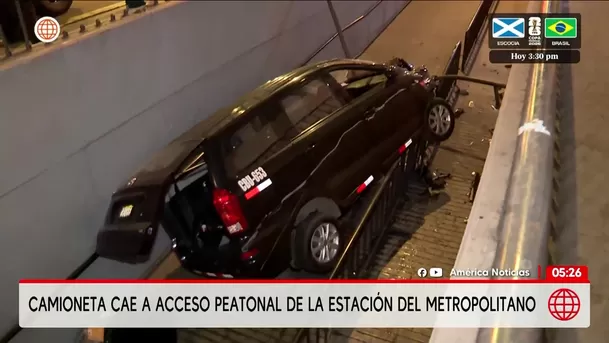 Auto cae a acceso de la Estación Central del Metropolitano. Foto: América Noticias