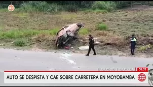 Auto cae a la carretera tras despistarse en Moyobamba. Foto y video: América Noticias