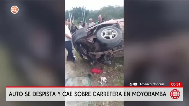 Auto cae a la carretera tras despistarse en Moyobamba. Foto: América Noticias Auto cae a la carretera tras despistarse en Moyobamba. Foto: América Noticias