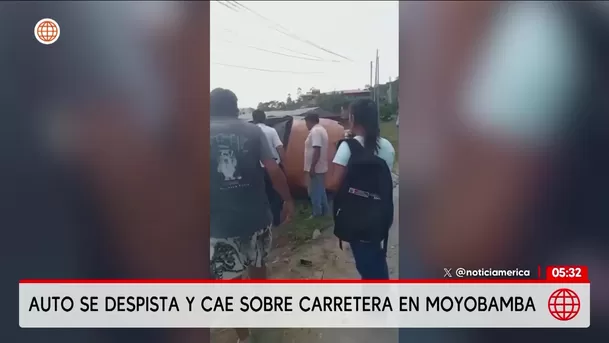 Auto cae a la carretera tras despistarse en Moyobamba. Foto: América Noticias Auto cae a la carretera tras despistarse en Moyobamba. Foto: América Noticias