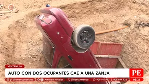 Auto con dos ocupantes cae a una zanja en Ventanilla. Foto y video: América Noticias