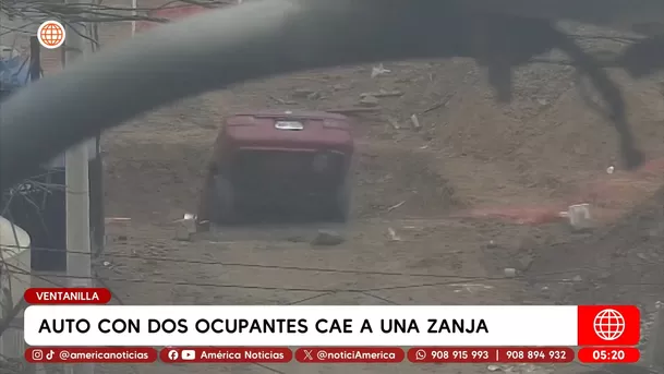 Auto con dos ocupantes cae a una zanja en Ventanilla. Foto: América Noticias Auto con dos ocupantes cae a una zanja en Ventanilla. Foto: América Noticias