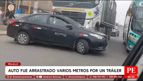 Auto fue arrastrado varios metros por un tráiler en Trujillo. Foto: América Noticias Auto fue arrastrado varios metros por un tráiler en Trujillo. Foto: América Noticias