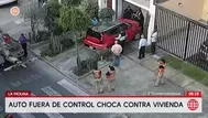 Auto fuera de control choca contra cochera de casa en La Molina