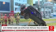 Auto quedó sobre estructura metálica tras accidente en Surco