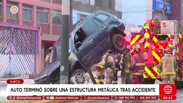 Auto quedó sobre estructura metálica tras accidente en Surco. Foto: América Noticias Auto quedó sobre estructura metálica tras accidente en Surco. Foto: América Noticias
