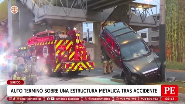 Auto quedó sobre estructura metálica tras accidente en Surco. Foto: América Noticias Auto quedó sobre estructura metálica tras accidente en Surco. Foto: América Noticias
