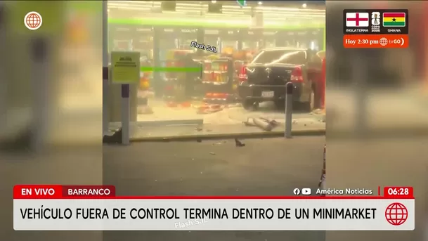 Auto se empotra en minimarket en grifo de Barranco. Foto: América Noticias