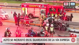 Auto se incrusta en guardavías de Vía Expresa. Foto y video: América Noticias