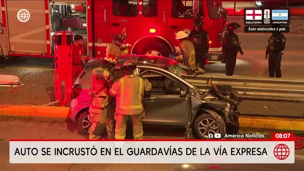 Auto se incrusta en guardavías de Vía Expresa. Foto: América Noticias Auto se incrusta en guardavías de Vía Expresa. Foto: América Noticias
