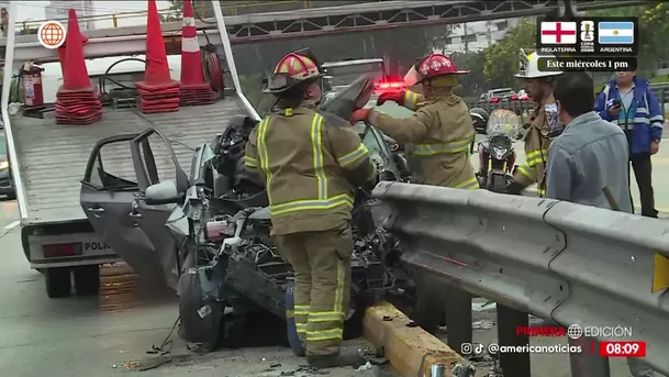 Auto se incrusta en guardavías de Vía Expresa. Foto: América Noticias Auto se incrusta en guardavías de Vía Expresa. Foto: América Noticias
