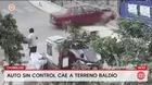 Auto sin frenos cae en terreno baldío en Chorrillos