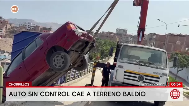 Auto sin frenos cae en terreno baldío en Chorrillos. Foto: América Noticias Auto sin frenos cae en terreno baldío en Chorrillos. Foto: América Noticias