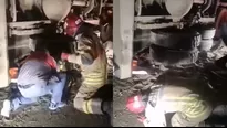 Rescatistas y bomberos vivieron momentos tensos cuando intentaban rescatar al hombre al que le cayó encima dicha unidad.  / Video: América Noticias