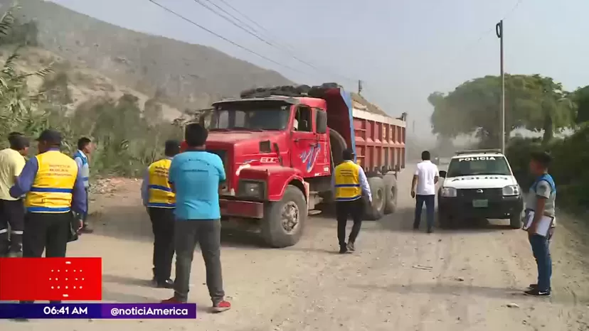 Autoridades intervienen a camiones que arrojaban desmonte en río Lurín