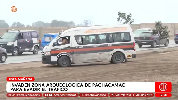 Autos invaden zona arqueológica de Pachacamac para evitar tráfico. Foto: América TV Autos invaden zona arqueológica de Pachacamac para evitar tráfico. Foto: América TV