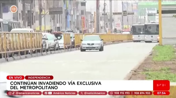 Autos y motos invaden carril del Metropolitano en Independencia. Foto: América Noticias