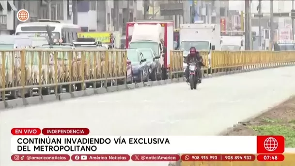 Autos y motos invaden carril del Metropolitano en Independencia. Foto: América Noticias