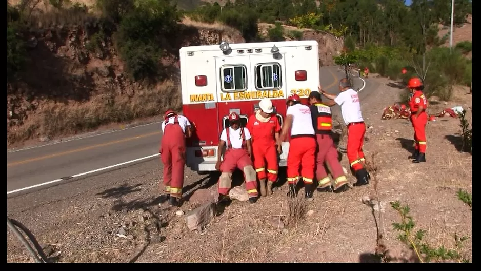 Bomberos realizaron esfuerzos para que autobomba funcione. Foto: América Noticias