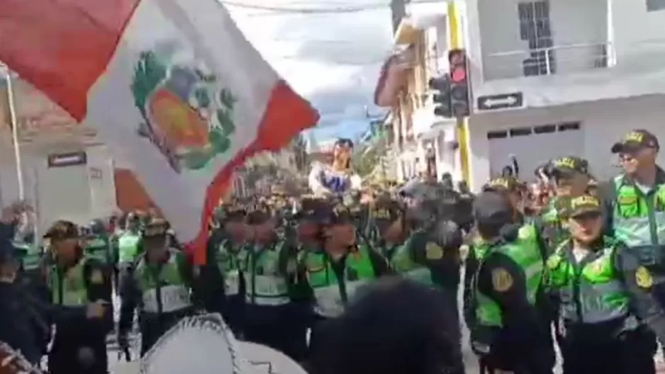 Policías evitaron que vehículo con dos muñecos que representaban a autoridades no ingresen a la plaza de Ayacucho / Captura: Canal N 