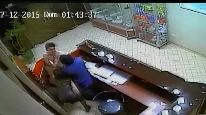 Cámara captó la agresión y persecución que vivió la joven Cámara captó la agresión y persecución que vivió la joven
