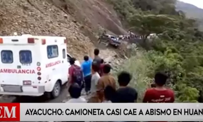 Pasajeros en camioneta se salvaron de caer a un abismo
