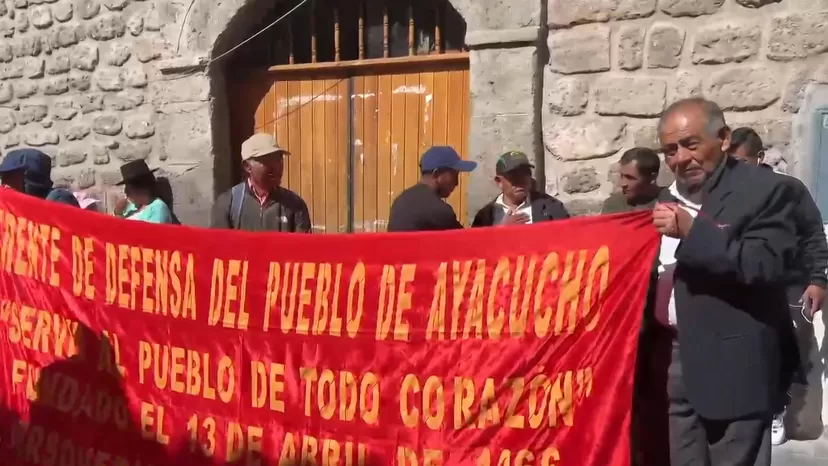 Trabajadores del sector salud realizan plantón en Ayacucho
