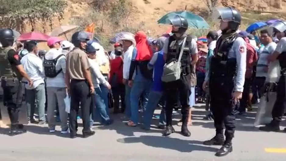 Profesores se apostaron en la carretera para protestar. Foto: Am&eacute;rica Noticias