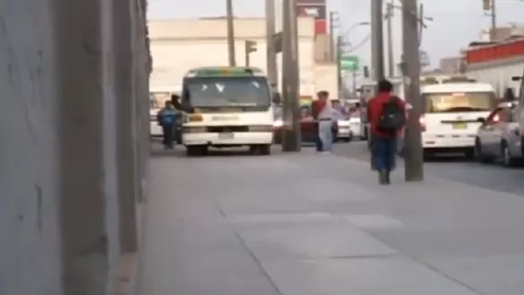 Buses invaden las veredas para evitar el tráfico. Foto: Twitter Jorge Araya