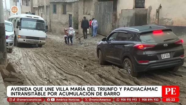Avenida que une VMT y Pachacámac intransitable por acumulación de barro. Foto: América Noticias