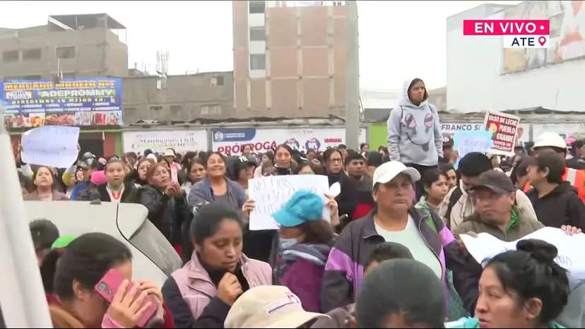 Beneficiarios del programa Vaso de Leche protestan en Ate por insumos no entregados