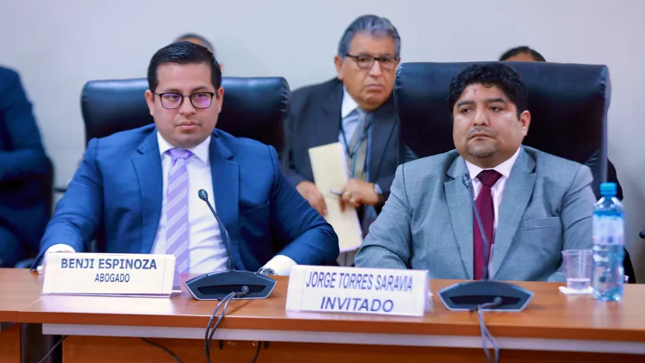 Jorge Torres Saravia (derecha) y su abogado Benji Espinoza (izquierda) ante la Comisión de Fiscalización del Congreso. Foto. Congreso. Video: Canal N