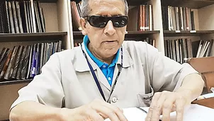 Rigoberto Camargo Alfaro trabaja en la sala para invidentes de la Gran Biblioteca. Foto: El Peruano