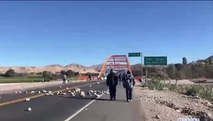 Un conductor falleció y una mujer resultó gravemente herida durante el paro indefinido que se desarrolla en la región Moquegua, luego de un accidente ocurrido en el puente Montalvo./ Video: Canal N