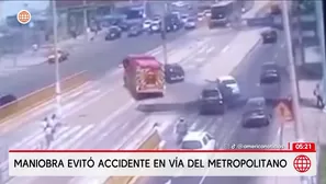 Bombero evita choque contra auto en la vía del Metropolitano en Chorrillos. Foto y video: América Noticias