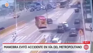 Bombero evita choque contra auto en la vía del Metropolitano en Chorrillos. Foto y video: América Noticias